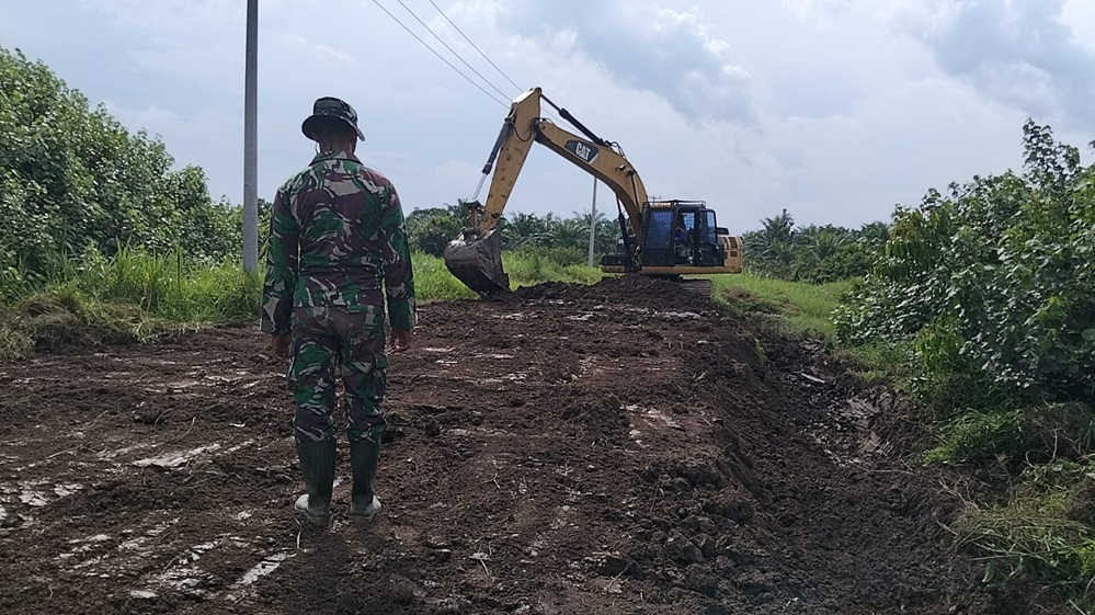 Satgas TMMD ke 129 Kodim 0313/KPR melakukan penuimbunan jalan berlobang di Desa Pangkalan terap kecamatan Teluk Meranti